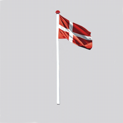 En hvid Danomast flagstang med vippebeslag og Dannebrog vajende i vinden. Flaggstangen har en rød knop og er lavet af glaskomposit for holdbarhed.